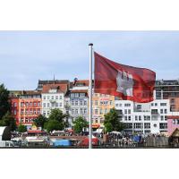 2046_7807 Hinter der Hamburgflagge die bunten Häuser der St. Pauli Hafenstrasse. | 